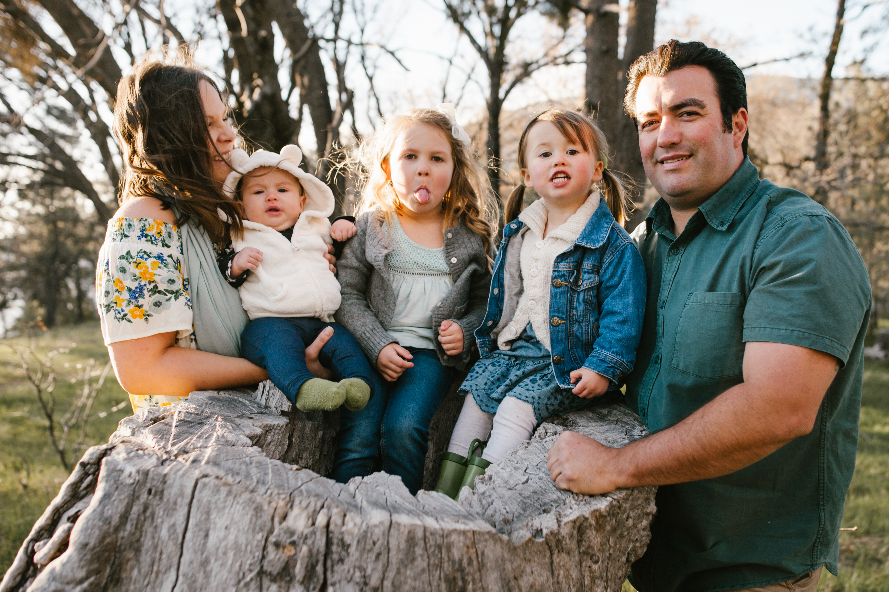 Cute Kids in a tree stumpat a Family Session at Lake Cuyamaca by Kylie Rae Photography