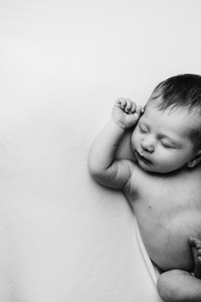 minimal newborn photography by kylie rae photography